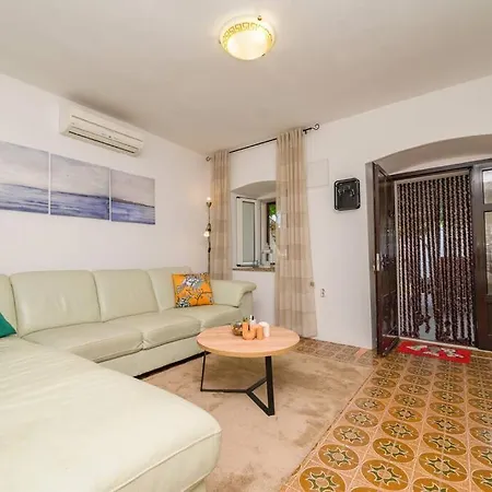 House Casa Nori Ustrine